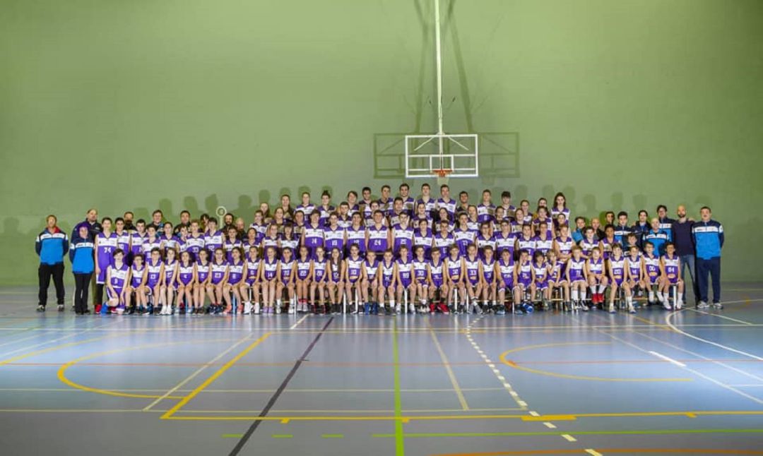 Foto de familia del club arandino de baloncesto en las instalaciones del polideportivo Chelva. Foto de familia del club arandino de baloncesto en las instalaciones del polideportivo Chelva.