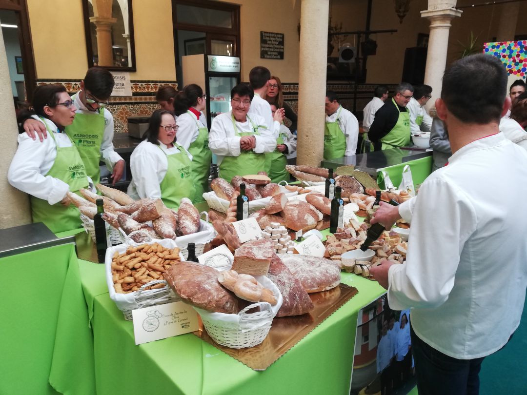 Los alumnos de los talleres ocupacionales de Asprodisis están exponiendo sus productos y creaciones en el patio del Círculo de Artistas Los alumnos de los talleres ocupacionales de Asprodisis están exponiendo sus productos y creaciones en el patio del Círculo de Artistas