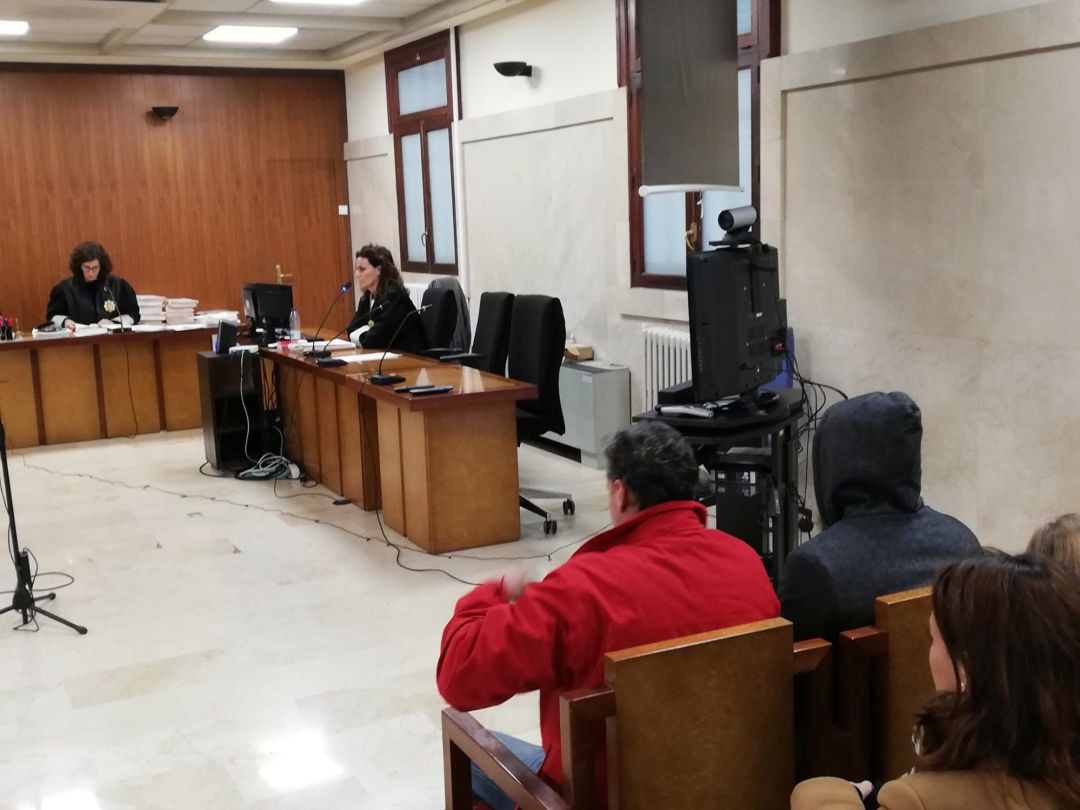 Condenados dos guardias civiles por robar 8.000 euros a un diplomático Condenados dos guardias civiles por robar 8.000 euros a un diplomático