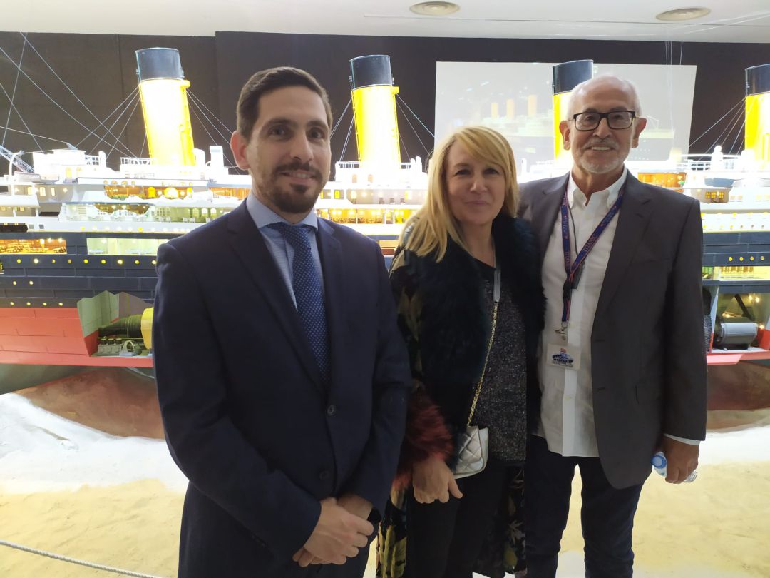 De izquierda a derecha: Carlos Pena, Dtor. Centro Comercial Thader; Begoña Merino, Comisaria de la exposición 'Titanic The Reconstruction'; y Jesús Ferreiro, presidente de la Fundación Titanic; posan junto a la maqueta del barco que se hundió en 1912 De izquierda a derecha: Carlos Pena, Dtor. Centro Comercial Thader; Begoña Merino, Comisaria de la exposición 'Titanic The Reconstruction'; y Jesús Ferreiro, presidente de la Fundación Titanic; posan junto a la maqueta del barco que se hundió en 1912