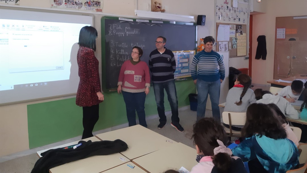 Usuarios de Fundación Personas Cuéllar visitan el colegio La Villa en el Día de las Personas con Discapacidad