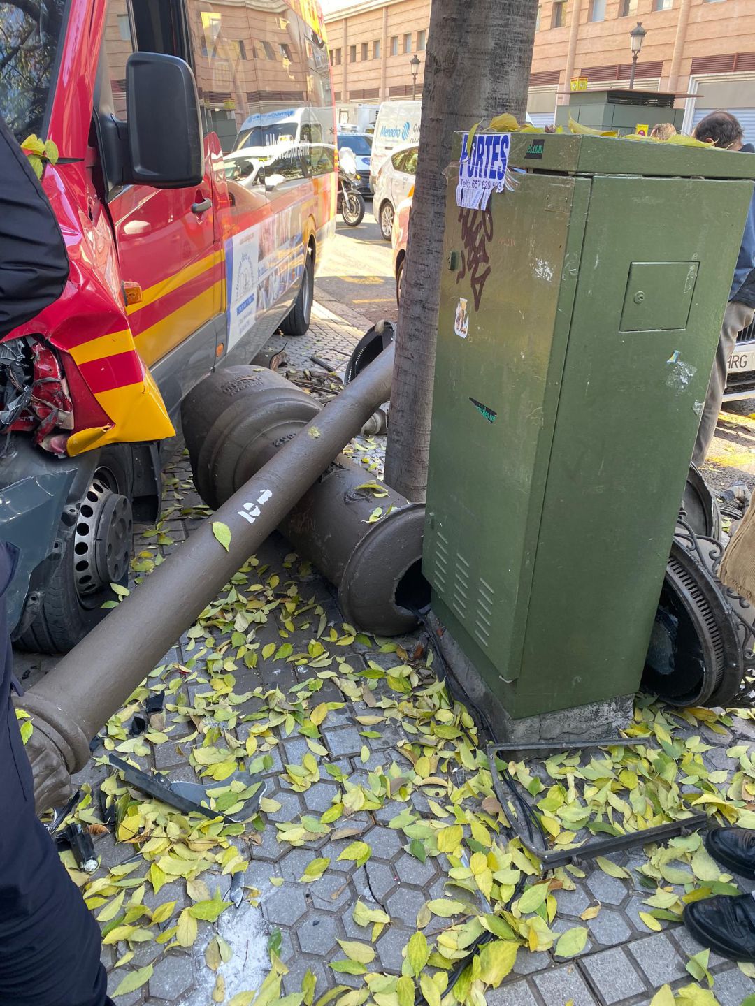 Aparatoso accidente de un microbús de Tussam en la Plaza del Duque Aparatoso accidente de un microbús de Tussam en la Plaza del Duque