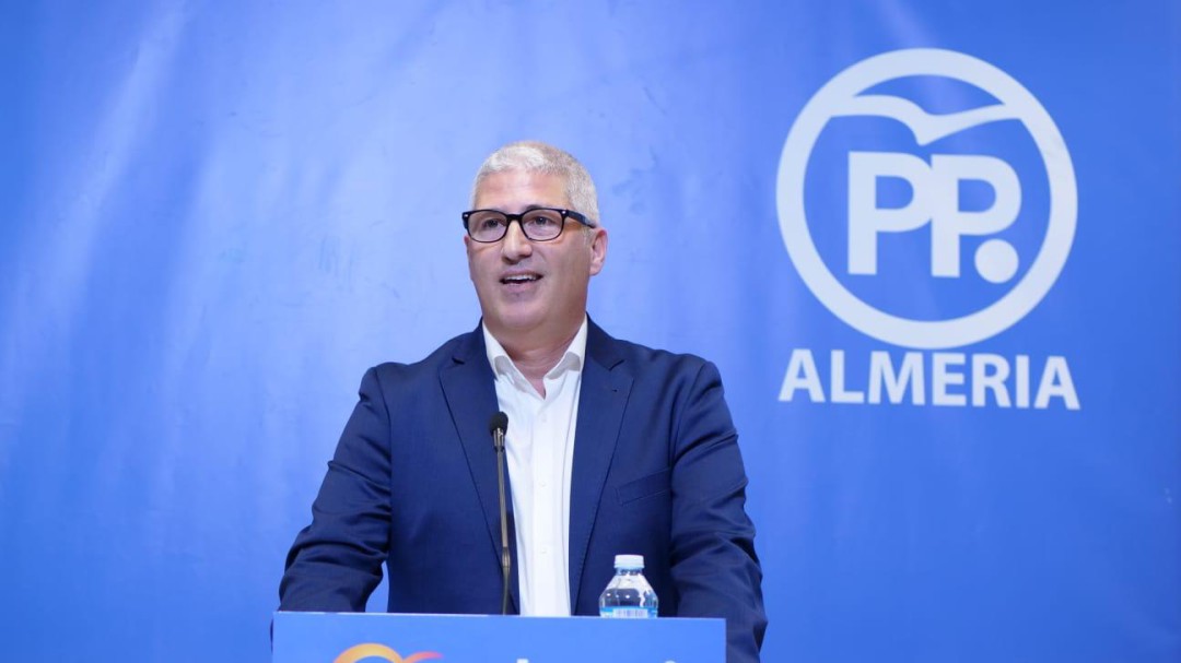 Multan al alcalde de Huércal, que retira luego las señales