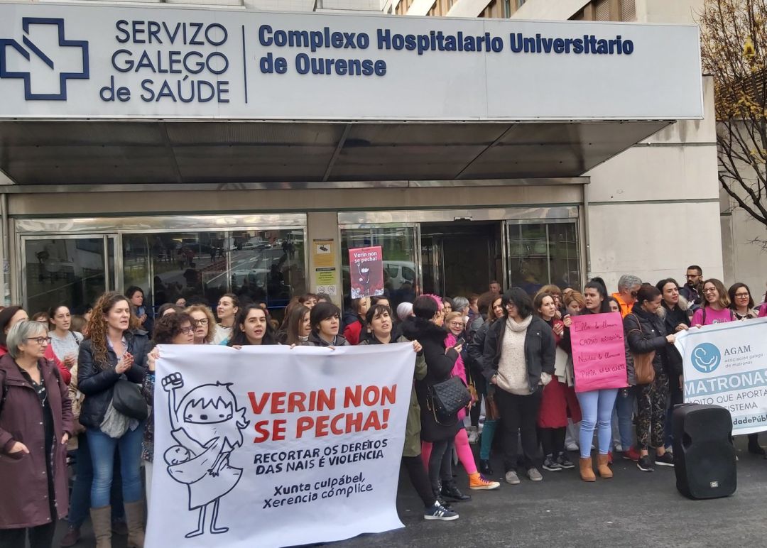 Las matronas protestan contra del cierre del paritorio de Verín.
Las matronas protestan contra del cierre del paritorio de Verín.