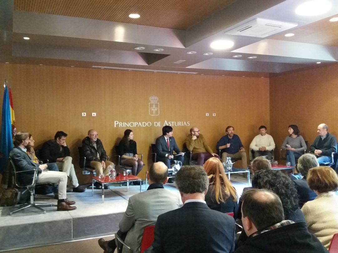 El Consejero, Borja Sánchez, modera el coloquio entre los científicos asturianos que participaron en el encuentro El Consejero, Borja Sánchez, modera el coloquio entre los científicos asturianos que participaron en el encuentro