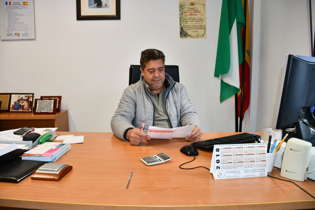 El alcalde socialista en su despacho en el Ayuntamiento de Pujerra El alcalde socialista en su despacho en el Ayuntamiento de Pujerra