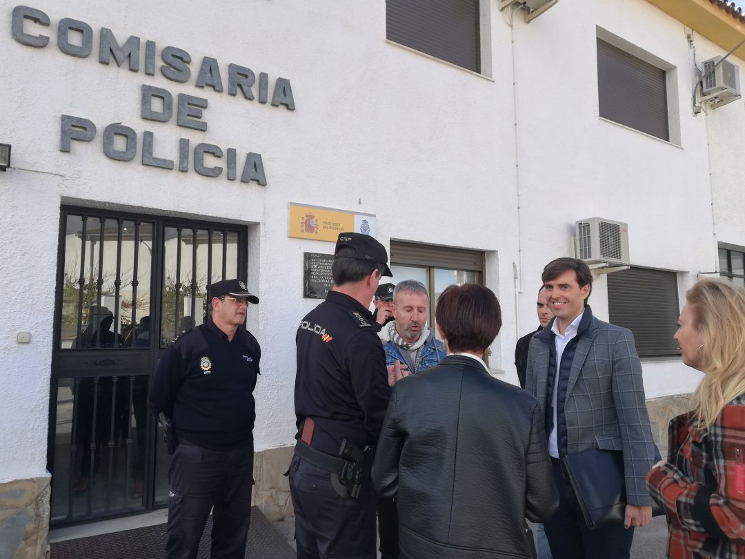 Montesinos ha visitado la comisaría rondeña junto a otros dirigentes del PP Montesinos ha visitado la comisaría rondeña junto a otros dirigentes del PP