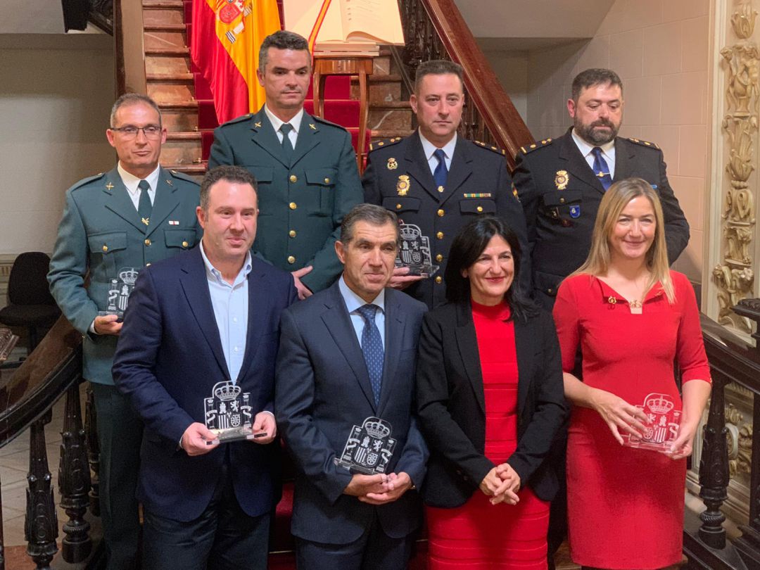Los condecorados y la Subdelegada, tras el acto Los condecorados y la Subdelegada, tras el acto