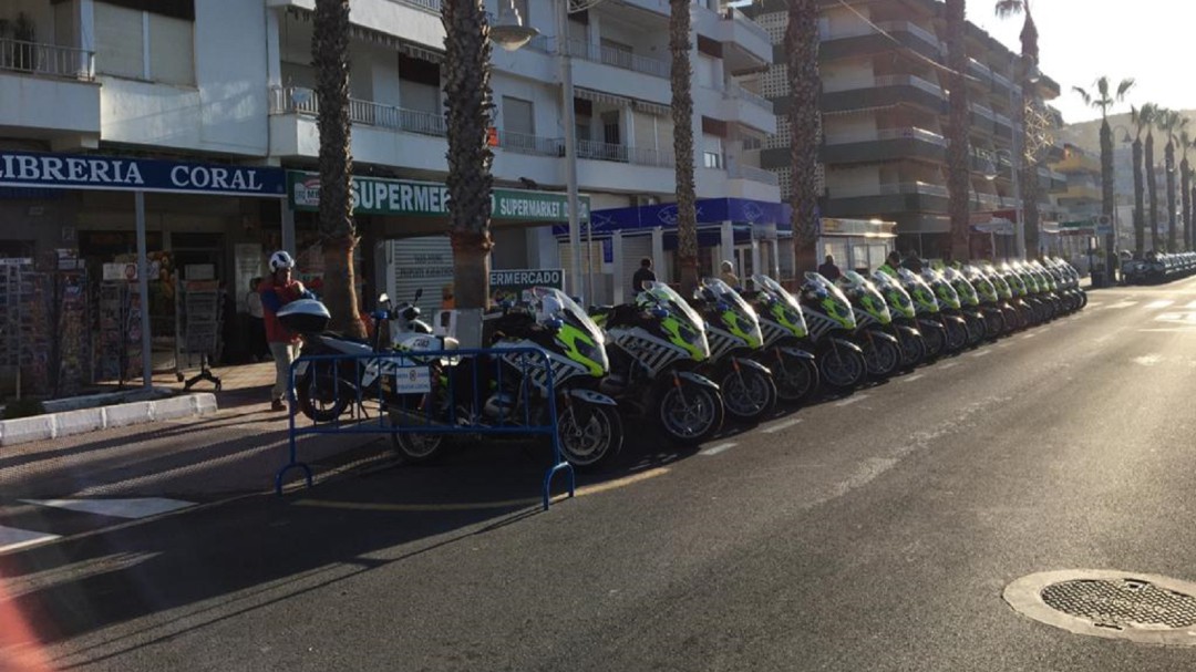 Medio centenar de agentes de la Escuela de Tráfico de la Guardia Civil hacen parada en La Herradura
