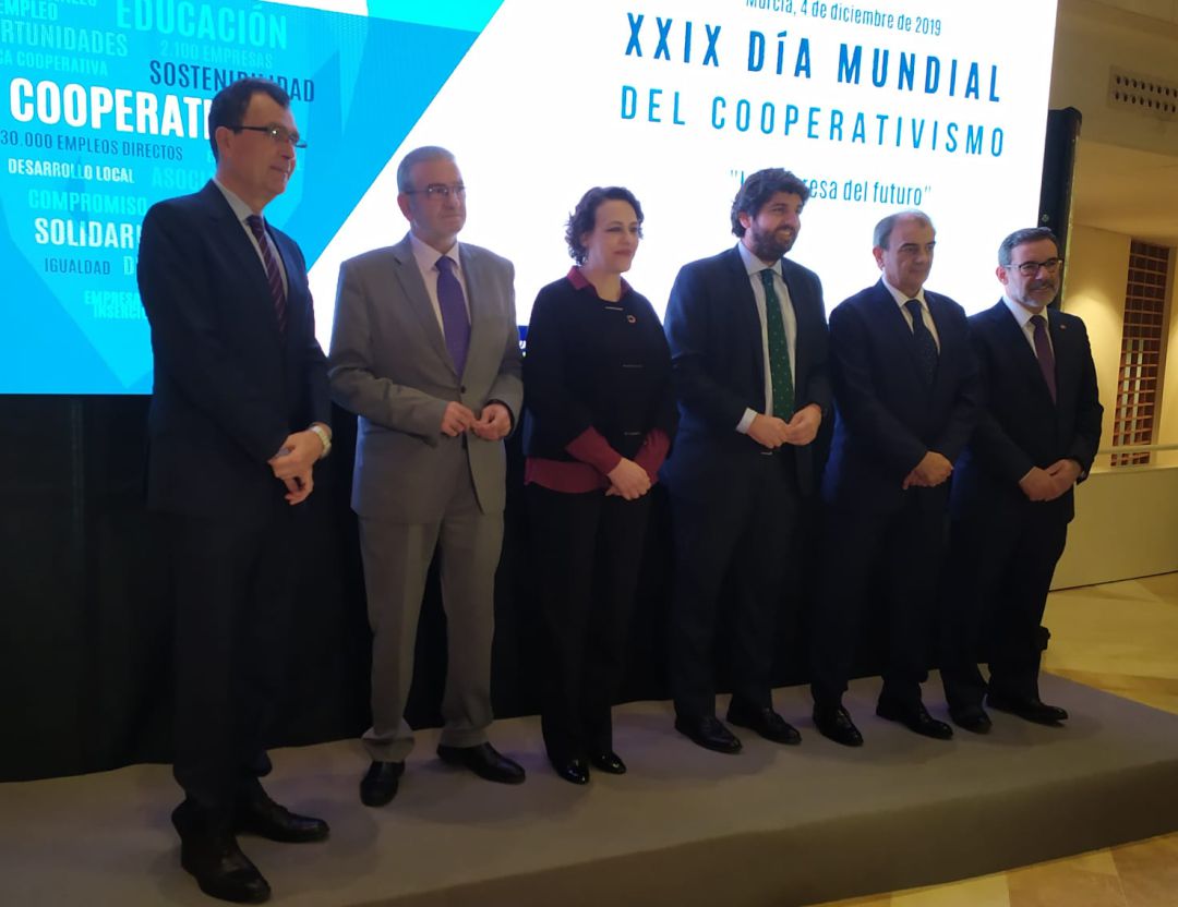 De izquierda a derecha: José Ballesta, alcalde de Murcia; Alberto Castillo, presidente Asamblea Regional; Magdalena Valerio, ministra de Empleo, Migraciones y Seguridad Social; Juan Antonio Pedreño, presidente UCOMUR; Fernando López Miras, presidente Región de Murcia De izquierda a derecha: José Ballesta, alcalde de Murcia; Alberto Castillo, presidente Asamblea Regional; Magdalena Valerio, ministra de Empleo, Migraciones y Seguridad Social; Juan Antonio Pedreño, presidente UCOMUR; Fernando López Miras, presidente Región de Murcia