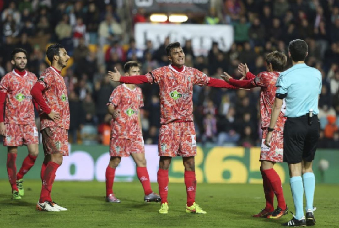 El CD Guijuelo, en el choque de Copa ante el Atlético de Madrid. El CD Guijuelo, en el choque de Copa ante el Atlético de Madrid.