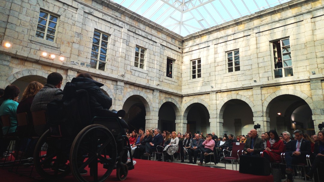 "Mi abuela lleva ocho años sin salir de casa porque no hay ascensor"