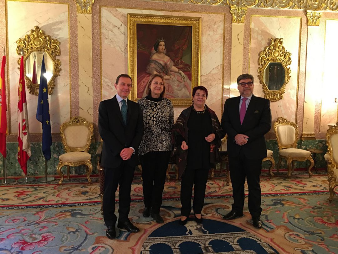 El director de relaciones institucionales del Real Madrid, Emilio Butragueño, y el presidente de Ecopilas, José Pérez acompañan a la alcaldesa Clara Luquero y la concejala de deportes, Marian Rueda El director de relaciones institucionales del Real Madrid, Emilio Butragueño, y el presidente de Ecopilas, José Pérez acompañan a la alcaldesa Clara Luquero y la concejala de deportes, Marian Rueda