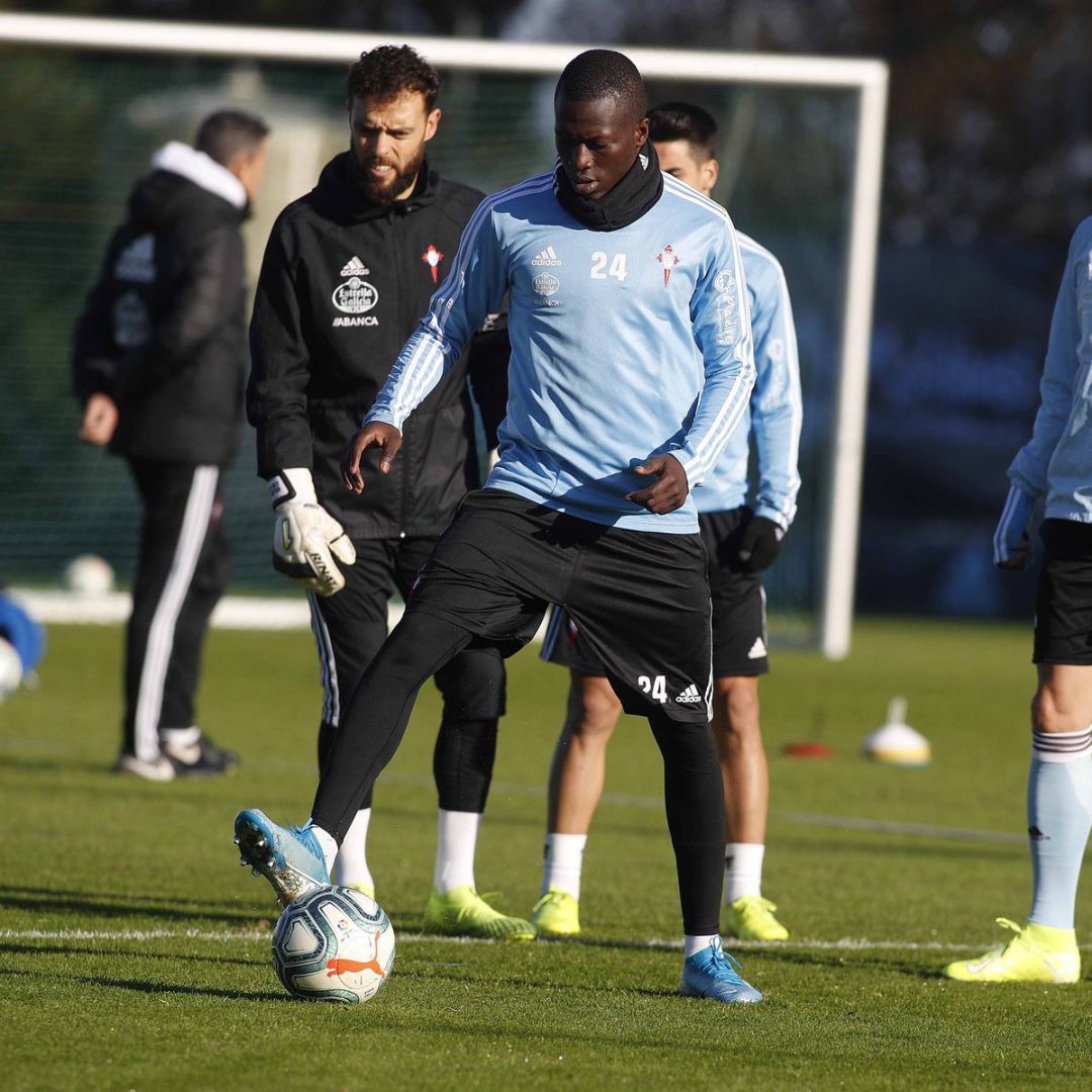Pape Cheik durante un entrenamiento en A Madroa Pape Cheik durante un entrenamiento en A Madroa