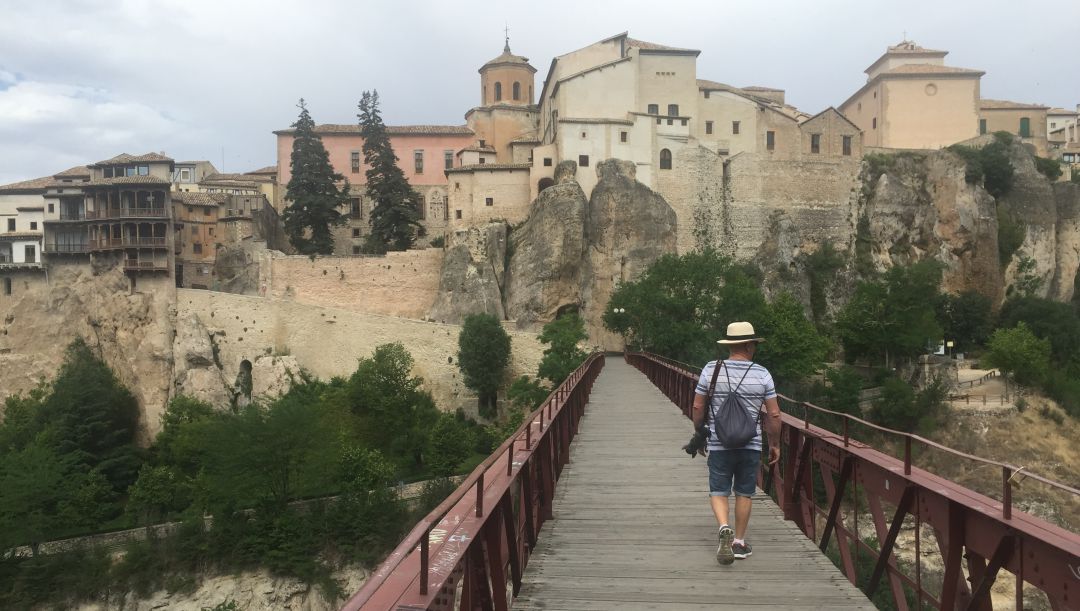 Los dos cedros se encuentran en un patio trasero de la Catedral, junto a las Casas Colgadas Los dos cedros se encuentran en un patio trasero de la Catedral, junto a las Casas Colgadas