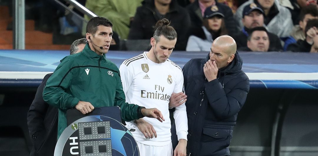 Zinedine Zidane da instrucciones a Gareth Bale Zinedine Zidane da instrucciones a Gareth Bale