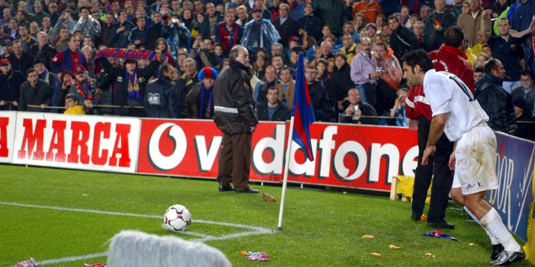 Luis Figo trata de sacar un saque de esquina en el Camp Nou Luis Figo trata de sacar un saque de esquina en el Camp Nou