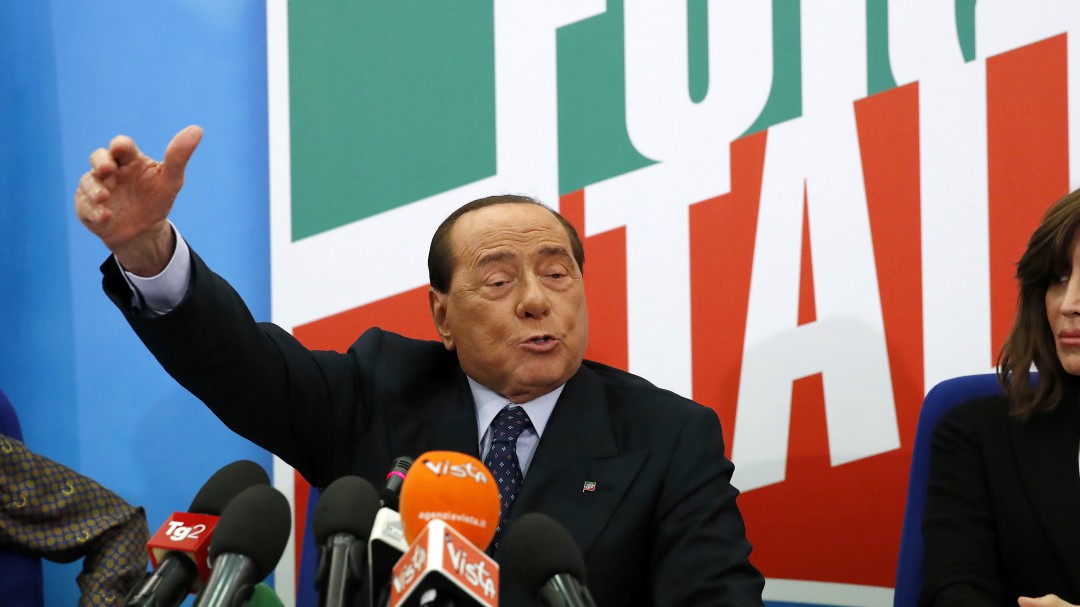 Berlusconi: "Os dejo que me tengo que ir de putas"