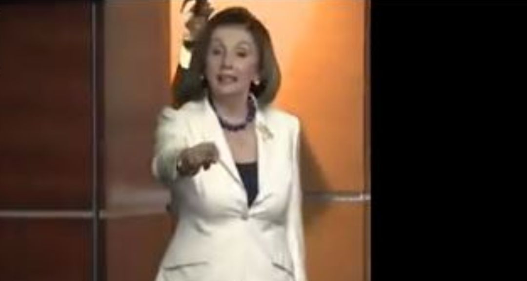 Nancy Pelosi increpa a un periodista. Nancy Pelosi increpa a un periodista.
