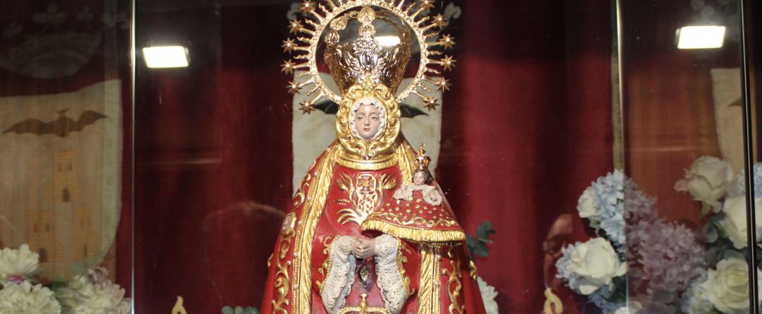 Imagen de la Virgen de los Llanos con la nueva corona del niño Imagen de la Virgen de los Llanos con la nueva corona del niño