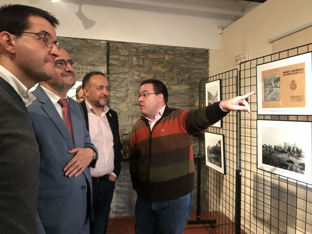 El comisario, Víctor del Reguero, explica la muestra El comisario, Víctor del Reguero, explica la muestra
