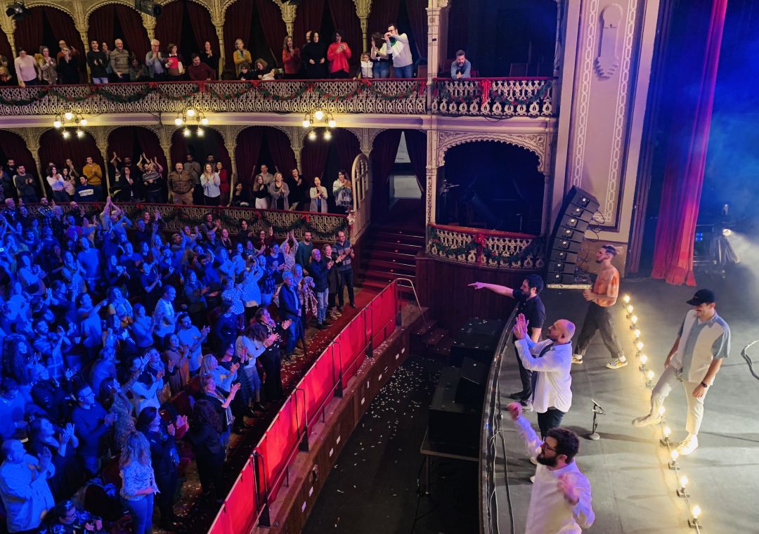 El Kanka, de negro, señala al público del Falla en su primera vez en el teatro gaditano El Kanka, de negro, señala al público del Falla en su primera vez en el teatro gaditano