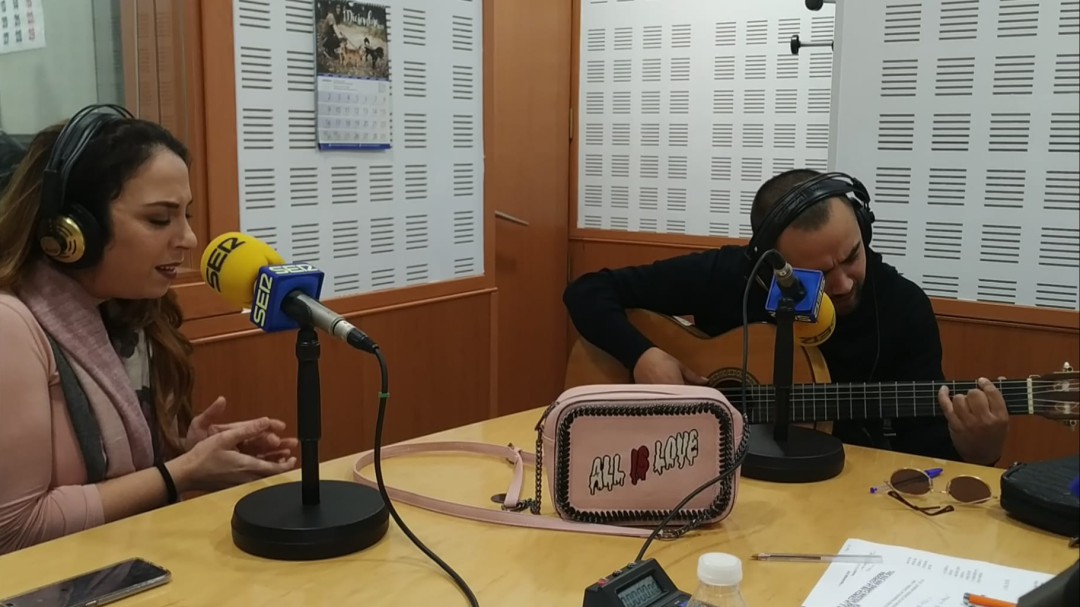 "Luces de colores", el nuevo villancico de Lya, ya suena en la radio