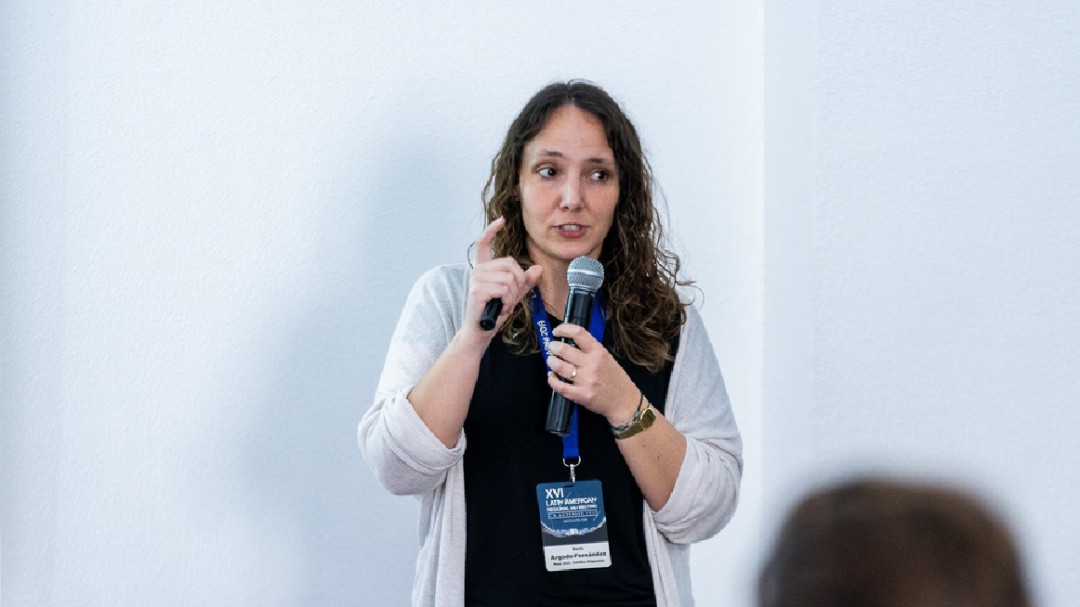 La murciana María Argudo, premiada por desarrollar un kit de astronomía para niños con discapacidad visual