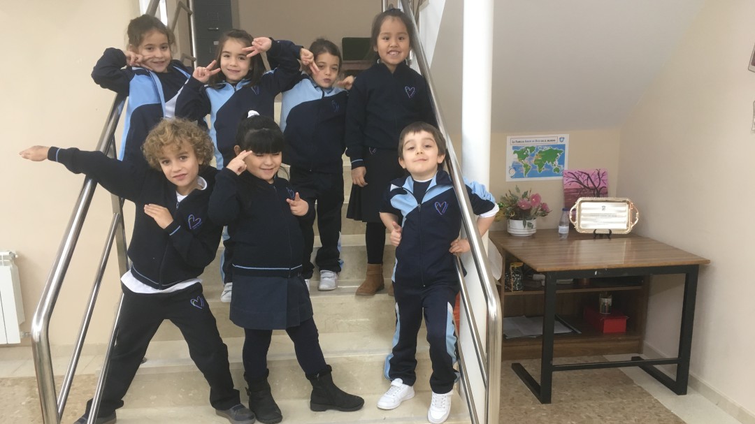 Nos sentamos en los pupitres del Colegio Amor de Dios