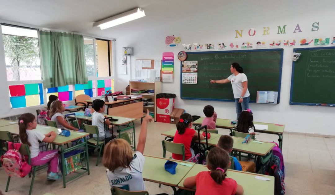 Los alumnos de un colegio atienden a su maestra Los alumnos de un colegio atienden a su maestra