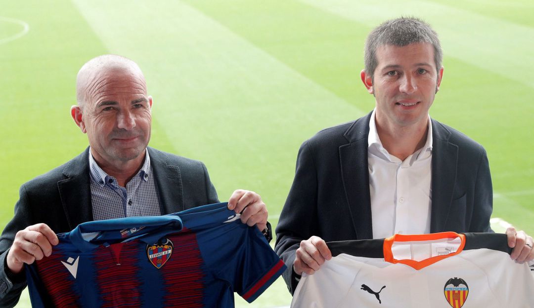 Albert Celades y Paco López, posan con las camisetas de sus equipos. Albert Celades y Paco López, posan con las camisetas de sus equipos.