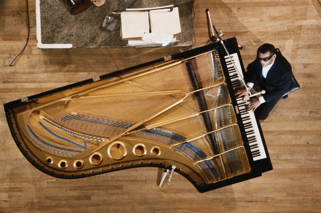 Ray Charles posa con su piano en una fotografía de 1964 Ray Charles posa con su piano en una fotografía de 1964