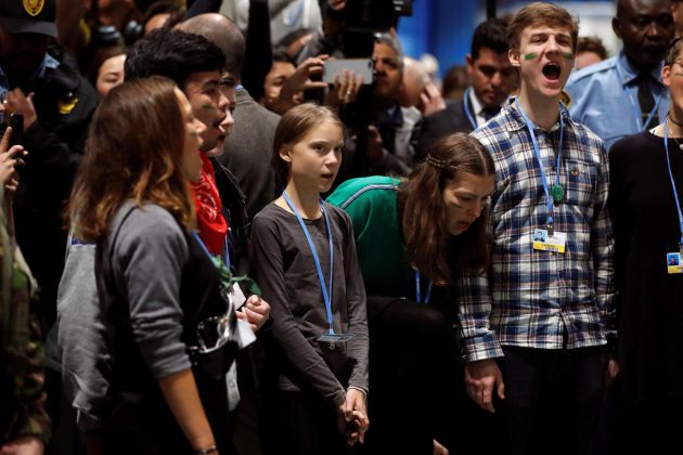 La joven activista climática de 16 años Greta Thunberg (i) a su llegada junto con otros jóvenes de Fridays for Future. La joven activista climática de 16 años Greta Thunberg (i) a su llegada junto con otros jóvenes de Fridays for Future.
