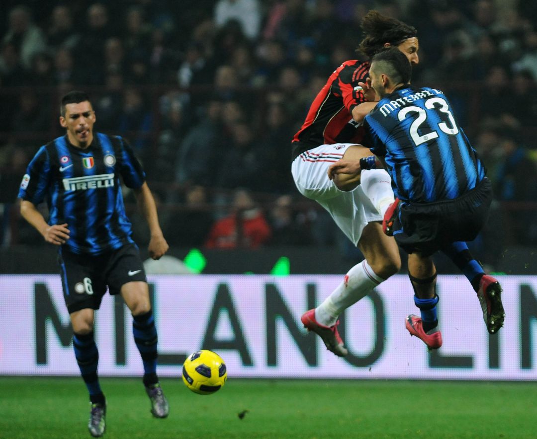 Ibrahimovic hace una dura entrada a Materazzi Ibrahimovic hace una dura entrada a Materazzi