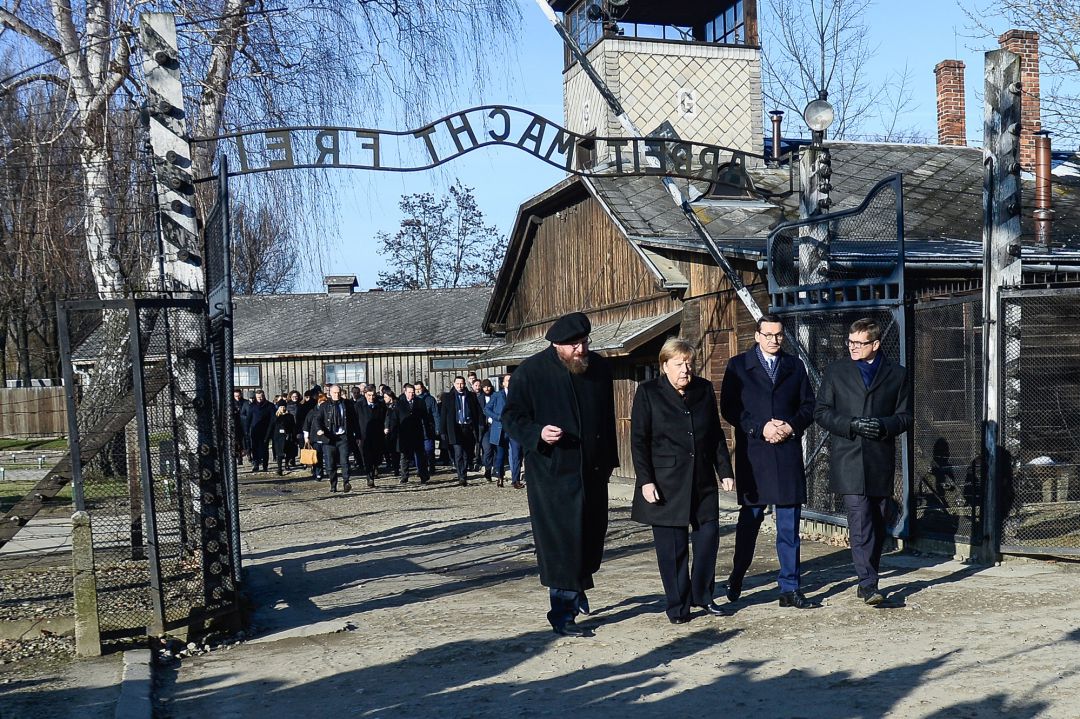 La canciller Angela Merkel, en el campo de concentración de Auschwitz. La canciller Angela Merkel, en el campo de concentración de Auschwitz.