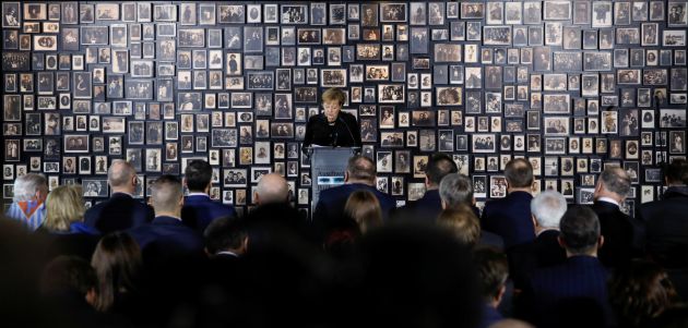 Merkel rinde tributo a las víctimas del nazismo en su primera visita a Auschwitz Merkel rinde tributo a las víctimas del nazismo en su primera visita a Auschwitz