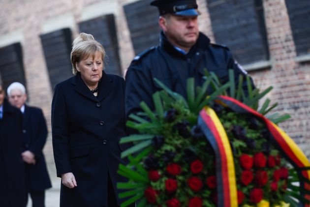 Merkel rinde tributo a las víctimas del nazismo en su primera visita a Auschwitz Merkel rinde tributo a las víctimas del nazismo en su primera visita a Auschwitz
