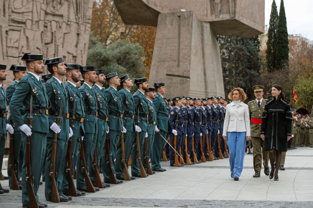 Las presidentas del Congreso y del Senado, Meritxell Batet y Pilar Llop han presidido este viernes el acto solemne de izado de la bandera nacional en los Jardines del Descubrimiento de la Plaza de Colón de Madrid, con motivo de la celebración del 41 aniversario de la Constitución. Las presidentas del Congreso y del Senado, Meritxell Batet y Pilar Llop han presidido este viernes el acto solemne de izado de la bandera nacional en los Jardines del Descubrimiento de la Plaza de Colón de Madrid, con motivo de la celebración del 41 aniversario de la Constitución.