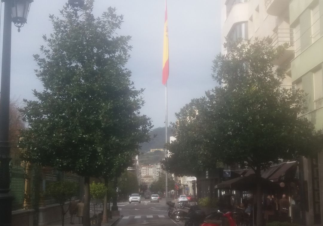 El ayuntamiento iza la bandera de La Escandalera, de noche y sin presencia institucional