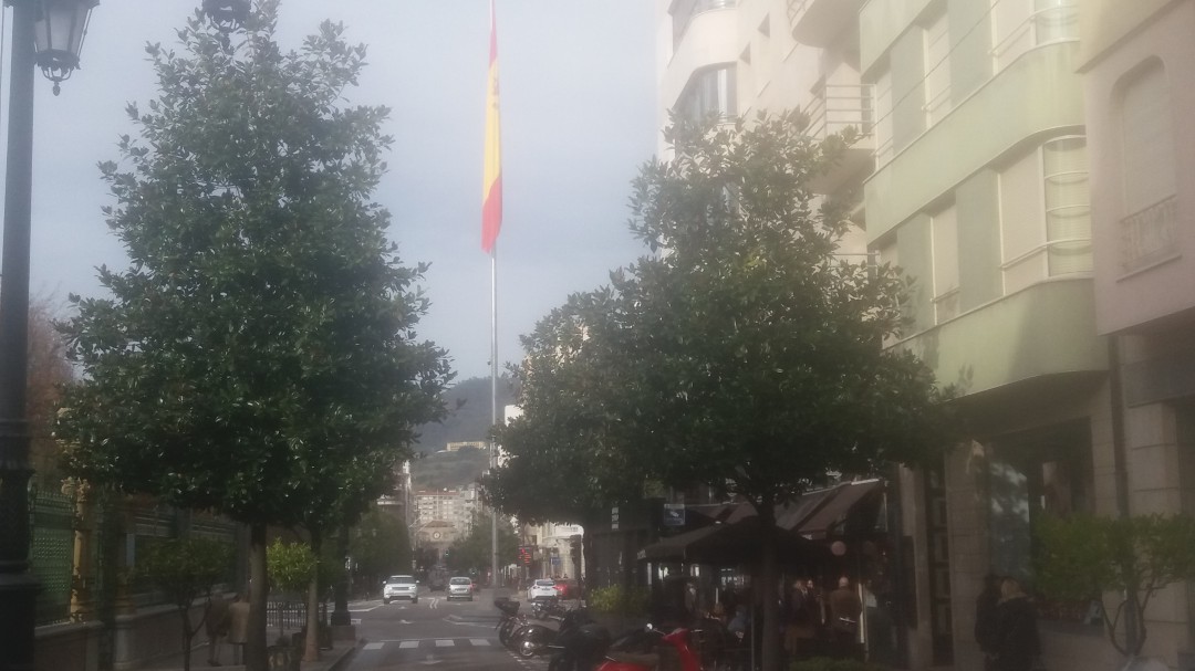 El ayuntamiento iza la bandera de La Escandalera, de noche y sin presencia institucional