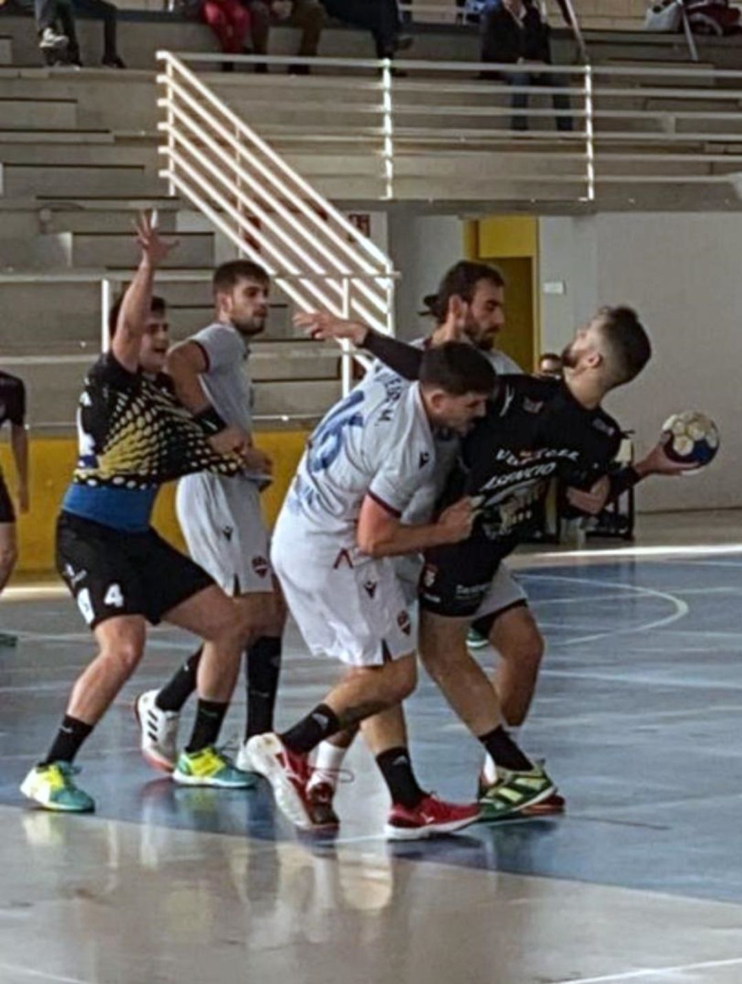 El C. Bm. Elda - C.E.E. logra dos puntos de oro para sus aspiraciones El C. Bm. Elda - C.E.E. logra dos puntos de oro para sus aspiraciones