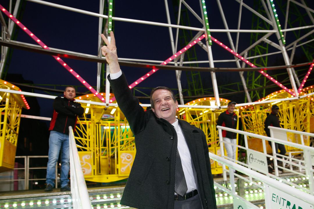 El alcalde de Vigo, Abel Caballero, levanta los dedos haciendo el signo de la victoria junto a la recién inaugurada noria con motivo de la Navidad, en Vigo. El alcalde de Vigo, Abel Caballero, levanta los dedos haciendo el signo de la victoria junto a la recién inaugurada noria con motivo de la Navidad, en Vigo.