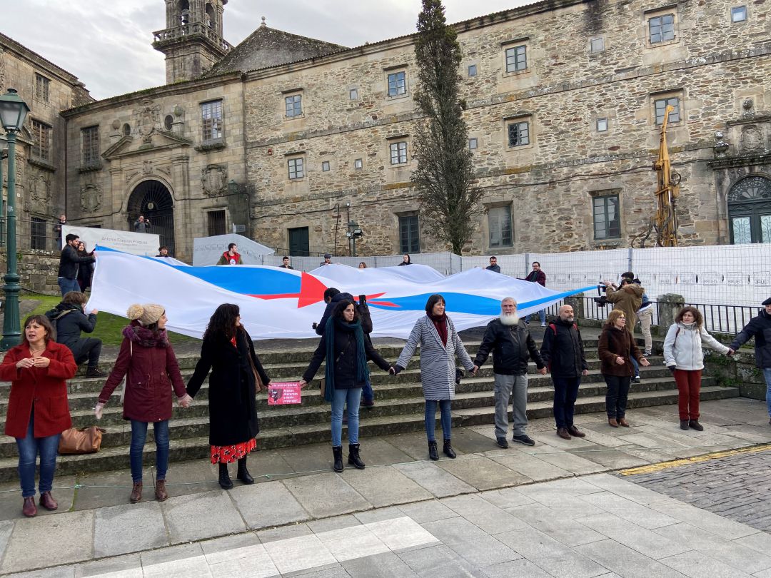 Representantes del BNG participan de la cadena humana con la que rodearon el Museo do Pobo Galego, ante una estreleira gigante Representantes del BNG participan de la cadena humana con la que rodearon el Museo do Pobo Galego, ante una estreleira gigante