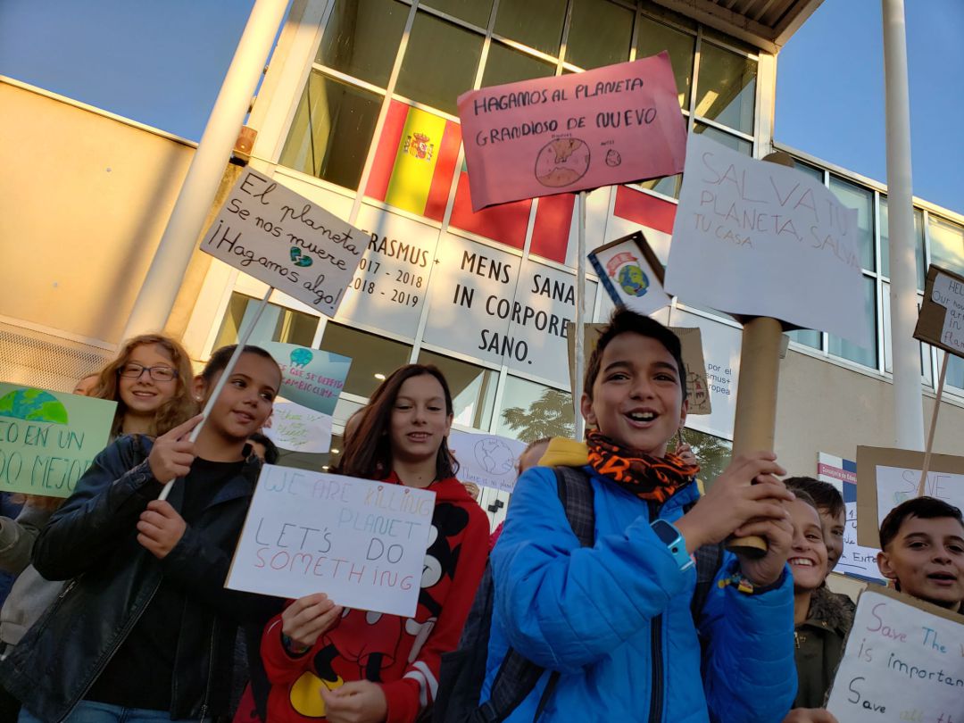 Maestros y alumnos de un colegio de Cabanillas del Campo (Guadalajara) se manifiestan todos los viernes en defensa del planeta: El colegio Los Olivos de Cabanillas se manifiesta todos los viernes en defensa del planeta Maestros y alumnos de un colegio de Cabanillas del Campo (Guadalajara) se manifiestan todos los viernes en defensa del planeta: El colegio Los Olivos de Cabanillas se manifiesta todos los viernes en defensa del planeta