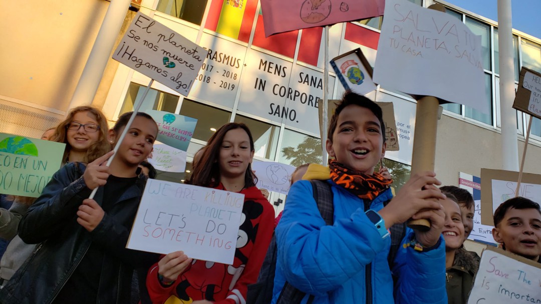 El colegio Los Olivos de Cabanillas se manifiesta todos los viernes en defensa del planeta
