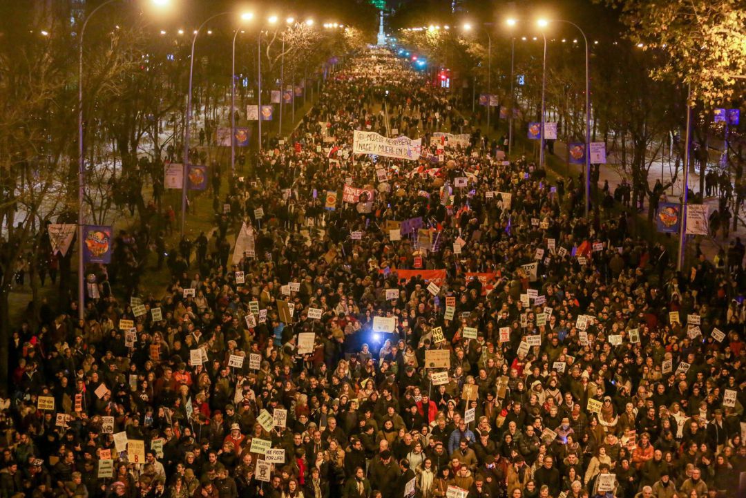 Miles de personas asisten a la Marcha por el Clima que recorre las calles del centro de Madrid este viernes. Miles de personas asisten a la Marcha por el Clima que recorre las calles del centro de Madrid este viernes.