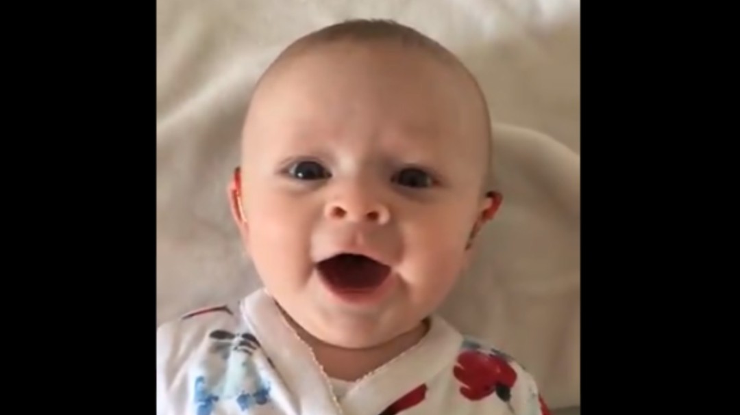 La maravillosa reacción de una bebé sorda que escucha la voz de su madre gracias a sus nuevos audífonos