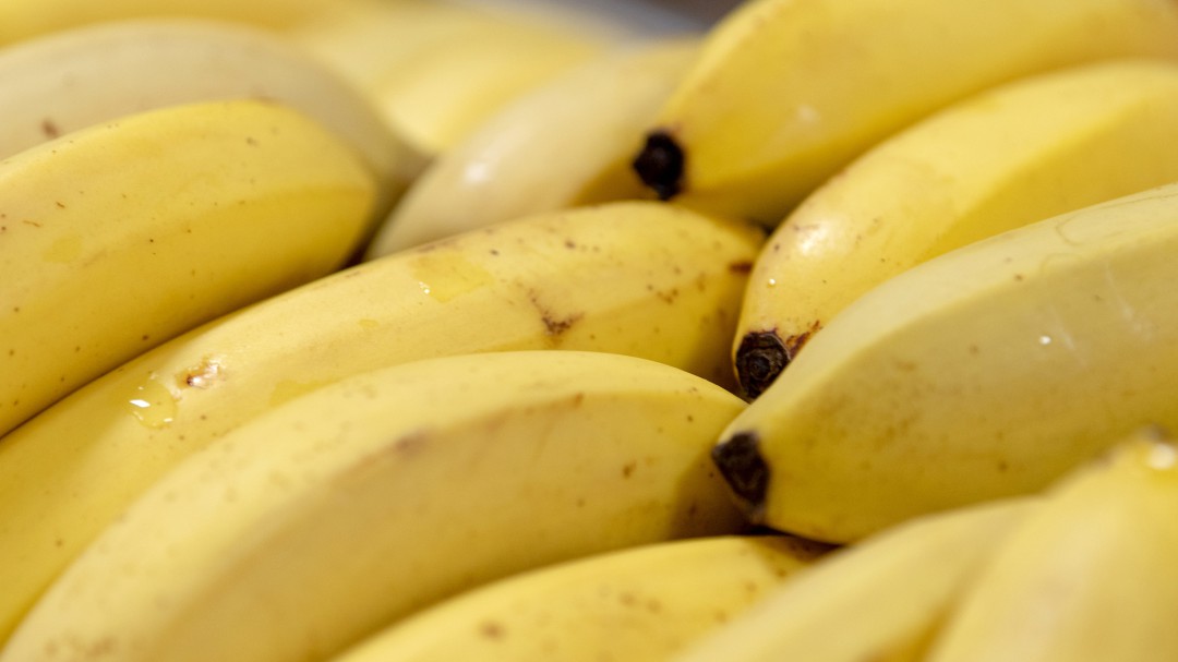 Venden una banana pegada a una pared por 120.000 dólares