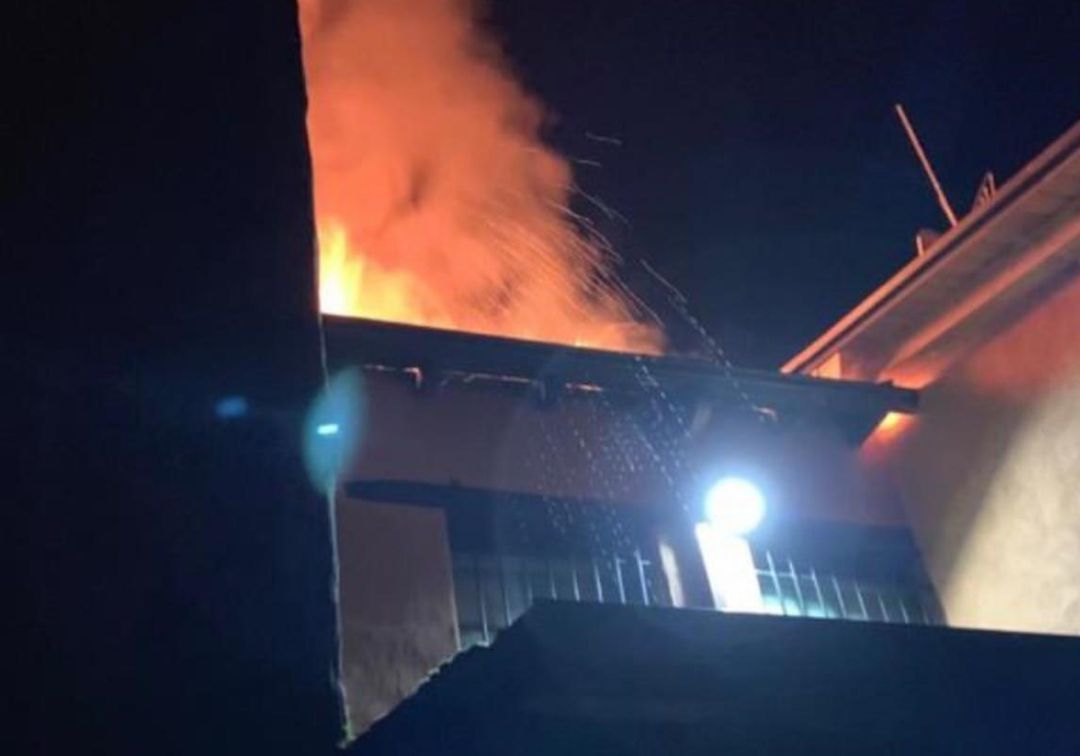 Arden en Priaranza dos viviendas y el tejado del bar 'El sitio de mi recreo'
