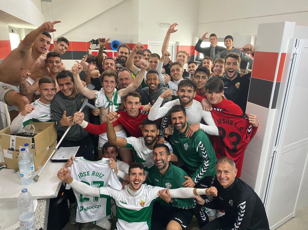 Los jugadores del Ilicitano festejan su victoria ante el Intercity en Cox Los jugadores del Ilicitano festejan su victoria ante el Intercity en Cox